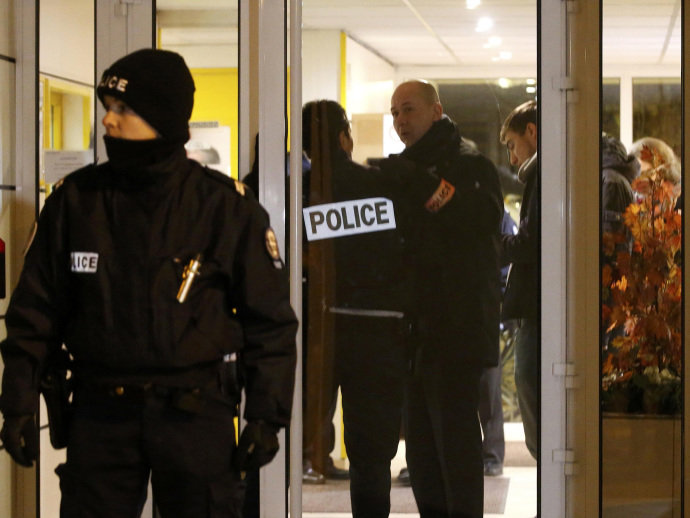 Tropa de elite da polícia francesa isola uma área depois de encontrar um suposto cinto de explosivos em Montrouge, nos arredores de Paris.