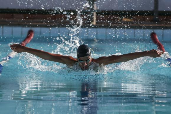  Aos 13 anos e com futuro promissor na natação, Bruno Medeiros de Oliveira tem notas altas na escola e tempos baixos dentro da piscina.