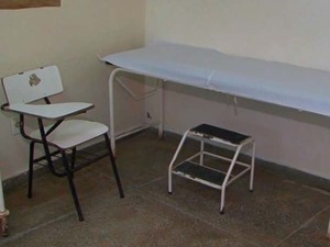 Cadeira onde mulher estava sentada e ao levantar bebê caiu.