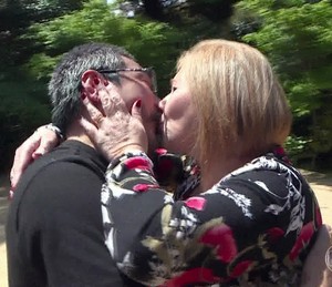 Clovis e Sheila se beijam ao se conhecerem (Foto: TV Globo)