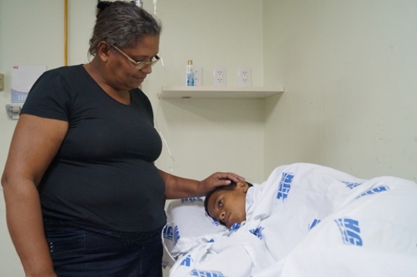 Jonata recebe o carinho da avó Giselda após cirurgia de apendicite: qualquer pessoa pode desenvolver a doença, em qualquer faixa etária.
