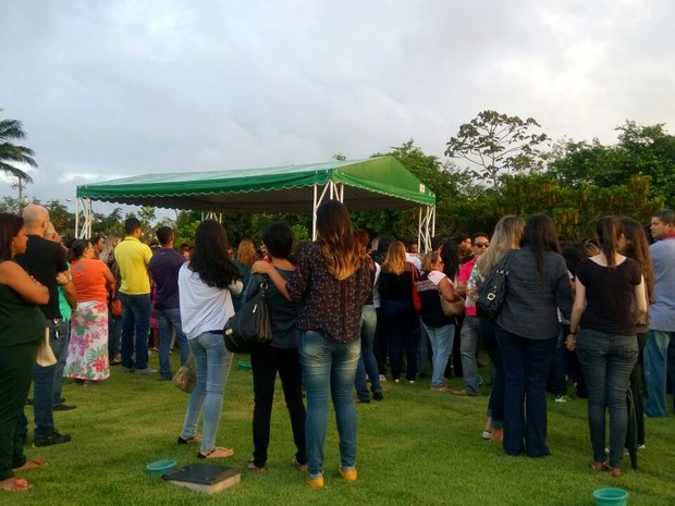 Muitas pessoas compareceram ao sepultamento de Abinael (Foto: Derek Gustavo/G1)