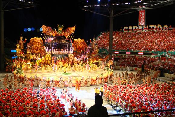 Boi Garantido abre primeira noite do Festival de Parintins, no Amazonas.