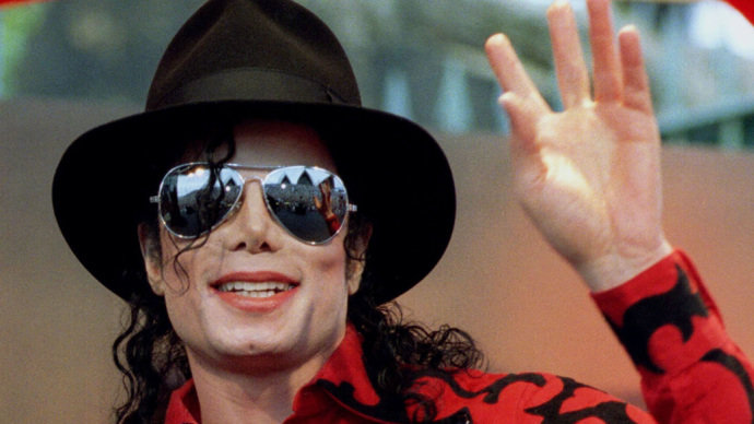 A luva de lantejoulas brancas, que pertenceu a Michael Jackson. 