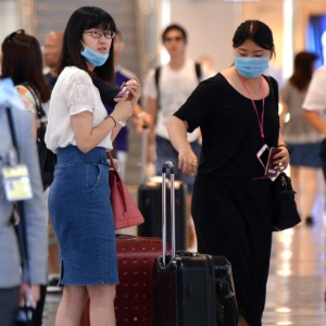 mulheres-usam-mascaras-no-aeroporto-internacional-de-narita-no-suburbio-de-toquio-1436394612972_300x300