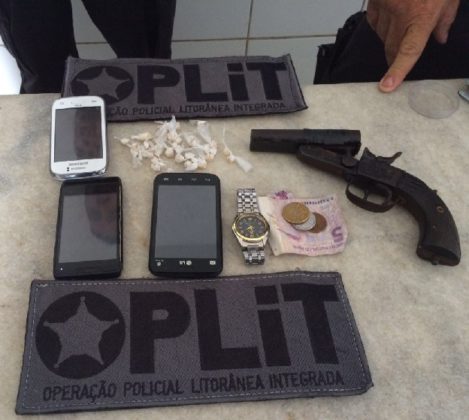 Arma, drogas e celulares, que foram apreendidos durante a ação