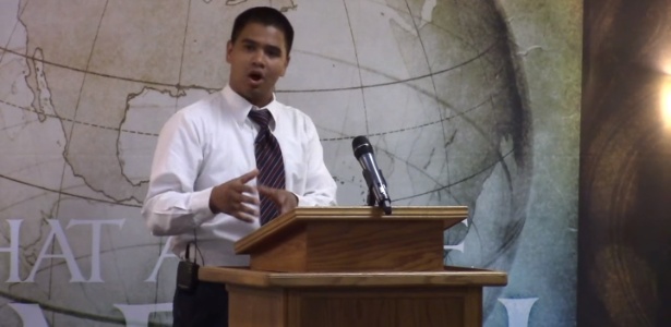 Pastor Roger Jimenez durante pregação em Sacramento, na Califórnia.