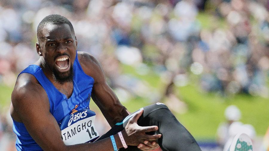 Teddy Tamgho no momento em que quebra a perna. Lesão o tira da Rio-2016.