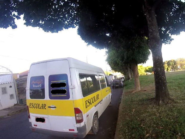 Van utilizado pelo menor para fazer transporte escolar irregular em Sobradinho, no Distrito Federal (Foto: Detran/Reprodução)