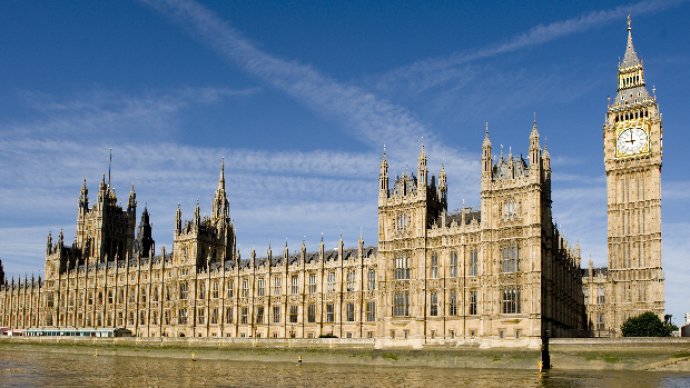 O Palácio de Westminster, sede do Parlamento britânico, ao lado da Torre do Relógio Big Ben.
