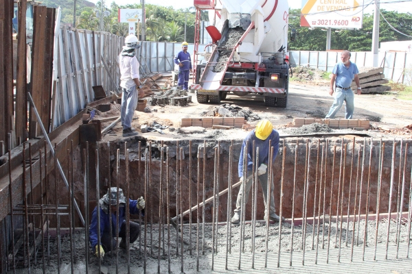 Concretagem do viaduto de Jacarecica é iniciada na AL-101 Norte.