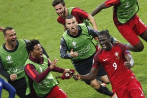 eder-de-protugal-festeja-gol-na-final-da-eurocopa-1468186189498_300x200