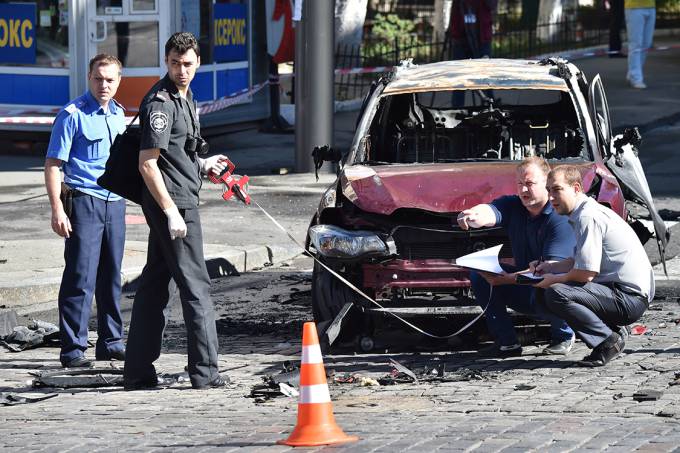 Polícia investiga explosão de carro que matou o jornalista Pavel Sheremet, no centro de Kiev, Ucrânia.