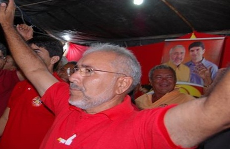 padre-eraldo-vermelho