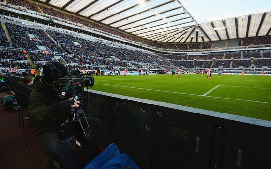  A transmissão de um jogo de futebol. No Brasil, a modalidade tem predomínio na mídia.