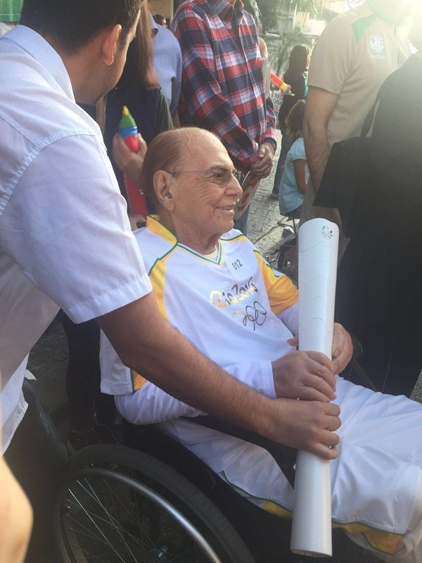 Ivo Pitanguy carregou a tocha olímpica na manhã desta sexta-feira (5), em Botafogo.