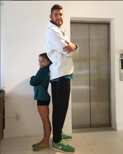 Flavia Saraiva posa com o Alison, jogador de vôlei de praia.