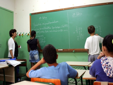 ESCOLA RJ 14/07/2004 - ESCOLA/MULTISSERIADA - ESPECIAL DOMINICAL PARA GERAL 0E - Especial sobre escola multisseriada. Na foto, alunos de 4a e 3a series fazem exercicios no mesmo quadro negro, que foi dividido ao meio para uso das duas series, em sala de aula da Escola Estadual Boca do Mato, em Cachoeiras de Macacu, Regiao Metropolitana do Rio de Janeiro, onde alunos de diferentes series do ensino fundamental estudam juntos, em uma mesma sala de aula. Foto: ALAOR FILHO/AGENCIA ESTADO/AE
