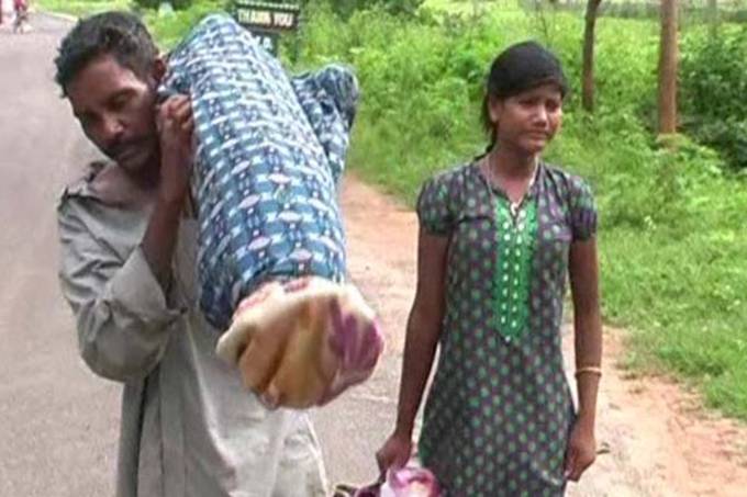 mundo-homem-carrega-corpo-da-esposa-20160825-001