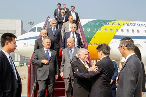 china-renan-descendo-as-escadas-com-serra