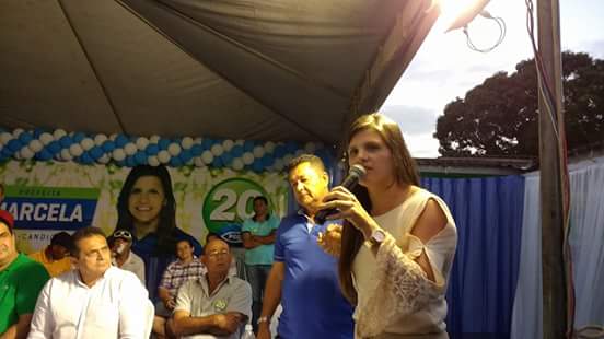 marcela-gomes-microfone_
