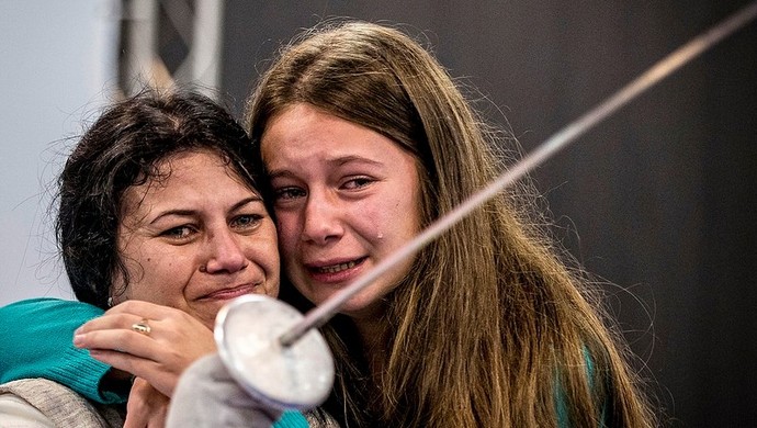 Mônica Santos é abraçada pela filha Paolla