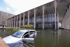 Brasília - Um carro caiu dentro do espelho d'água do Palácio do Itamaraty, que tem cerca de um metro de profundidade ( Marcelo Camargo/Agência Brasil)