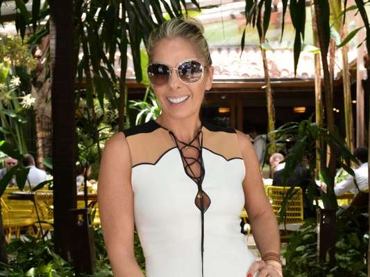 1758030-adriane-galisteu-alfinetou-xuxa-em-entre-650x488-2