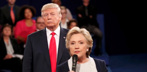 9out2016-o-candidato-republicano-donald-trump-e-a-democrata-hillary-clinton-durante-o-segundo-debate-presidencial-nos-eua-1476111013315_615x300