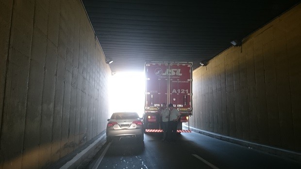 caminhao_ficou_sem_combustivel_e_acabou_parando_sob_o_viaduto_industrial_jose_aprigio_vilela_em_maceio