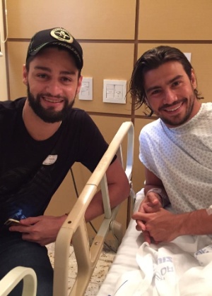 cantor-mariano-com-o-amigo-munhoz-no-hospital-onde-esta-internado-no-rio-1477052393787_300x420