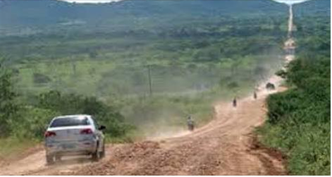 Carié(Alagoas ) à Inajá(Pernambuco) o único trecho de rodovia federal em barro no estado.