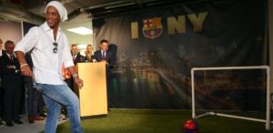 ronaldinho-representa-barcelona-em-evento-em-nova-york-1473259532406_615x300