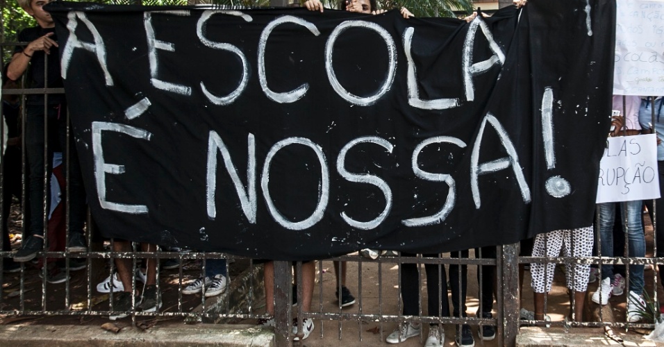 10nov2015-alunos-ocupam-escola-estadual-fernao-dias-em-pinheiros-sao-paulo-eles-sao-contra-a-reorganizacao-escolar-1447174812109_956x500