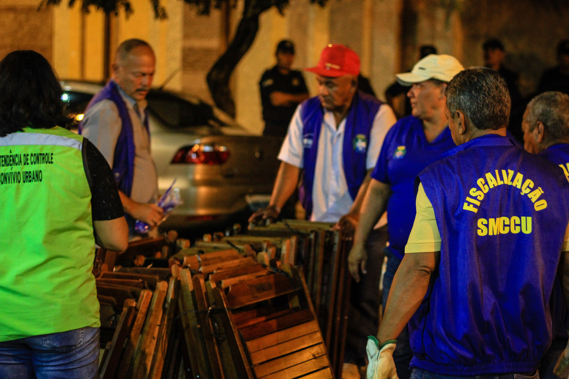 Fiscais da SMCCU realização operação noturna nos bares, lanchonetes e restaurantes de Maceió. Foto: Pei Fon/ Secom Maceió