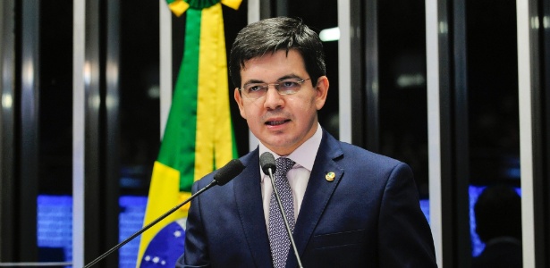 30ago2016-o-senador-randolfe-rodrigues-rede-ap-disse-em-discurso-no-plenario-que-os-erros-cometidos-pelo-pt-nao-podem-levar-a-condenacao-de-uma-pessoa-inocente-no-caso-a-presidente-afastada