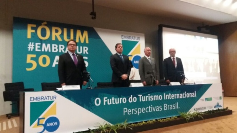 Presidente Vinicius Lummertz, ministro Marx Beltrão, deputado Herculano Passos e embaixador Roberto Jaguaribe