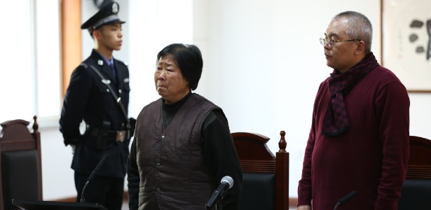 2dez2016-zhang-huanzhi-mae-de-nie-shubin-e-vista-em-tribunal-que-o-inocentou-21-anos-apos-sua-execucao-em-shijiazhuang-na-provincia-de-hebei-na-china-1480692667487_615x300