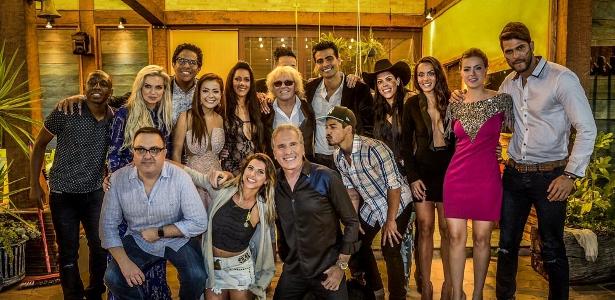 8dez2015-apos-anunciar-douglas-como-vencedor-de-a-fazenda-8-roberto-justus-posa-para-foto-com-todos-os-participantes-do-reality-1449641873519_v2_615x300