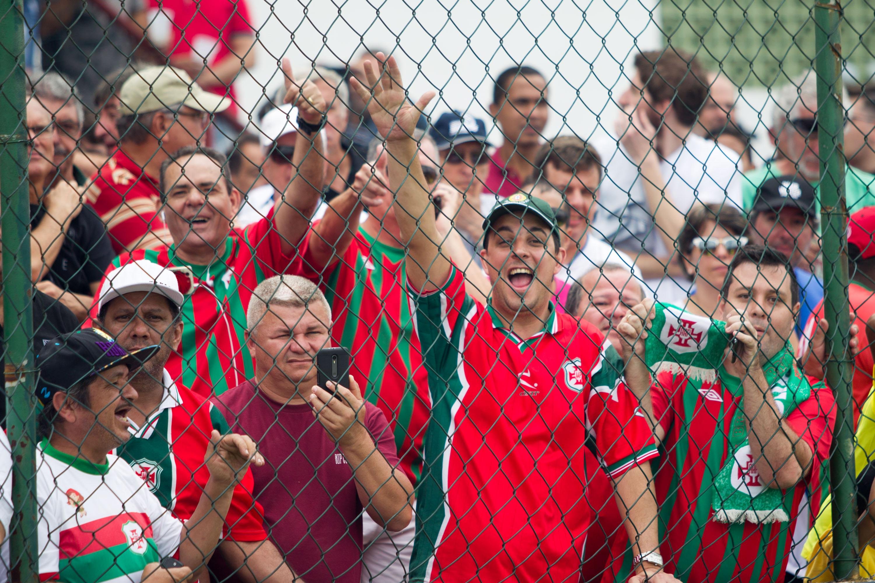 Torcedores da Portuguesa Santista no Estádio Ulrico Mursa, em Santos (SP), durante a segunda partida contra o Desportivo Brasil, válida pela final do Campeonato Paulista 2016, da Segunda Divisão.