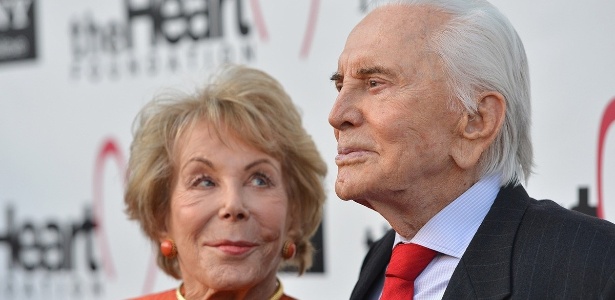 kirk-douglas-e-sua-esposa-anne-ao-fundo-estao-casados-desde-1954-1481134180065_615x300