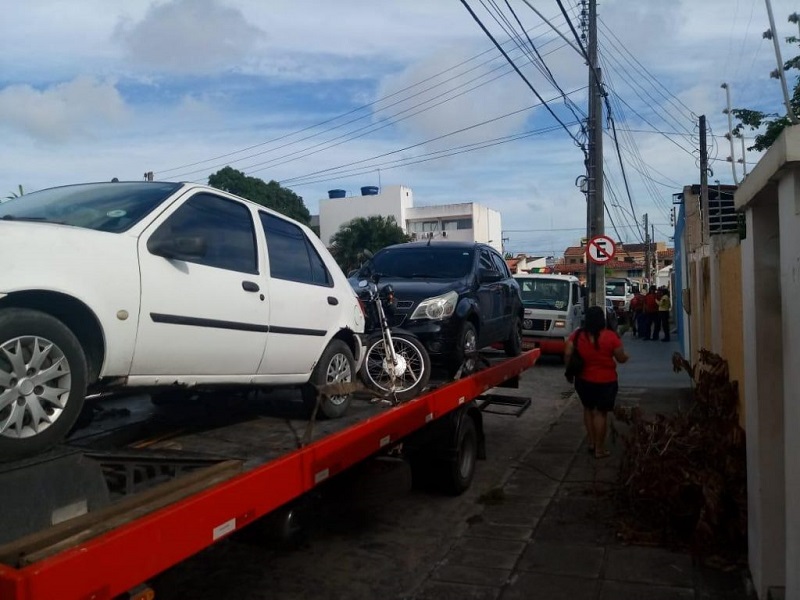 Fiscalização da SMTT remove veículos por estacionamento Fiscalização da SMTT remove veículos por estacionamento