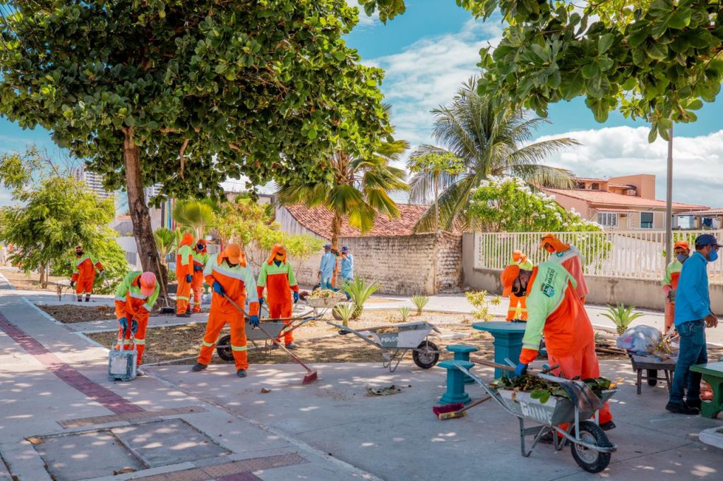 Agentes de Sudes executam serviços de limpeza. Foto: Secom Maceió