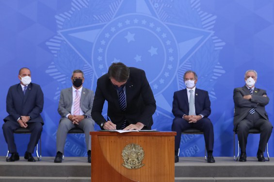  Presidente da República, Jair Bolsonaro assina a medida provisória. Foto: Marcos Corrêa/PR