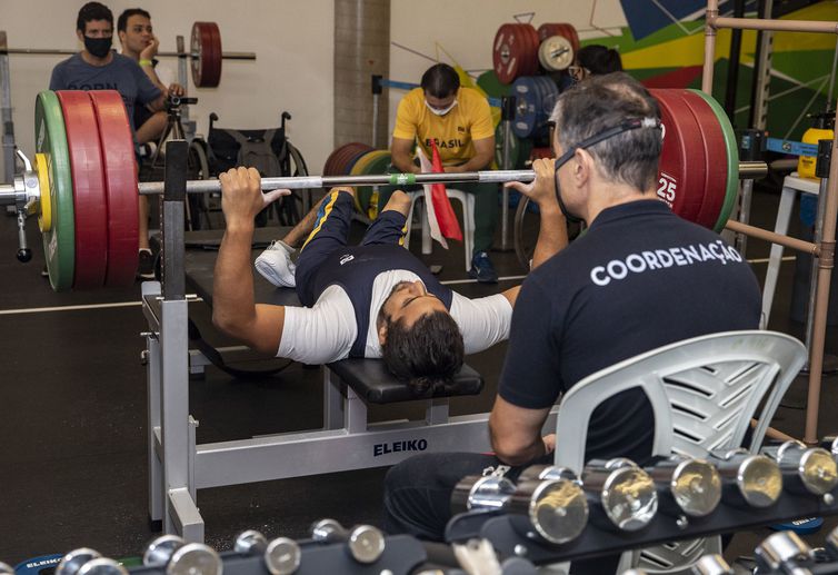 João Maria França em simulado de competição de Halterofilismo no CT Paralímpico, em São Paulo.