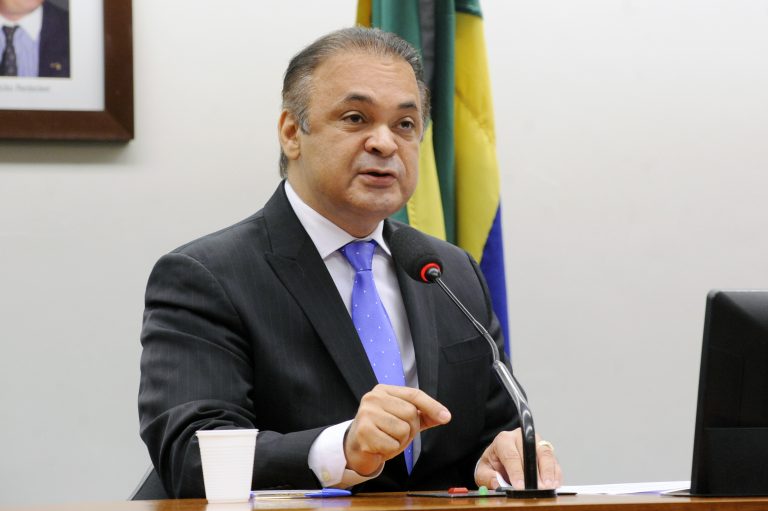 Deputado Roberto de Lucena fala ao microfone