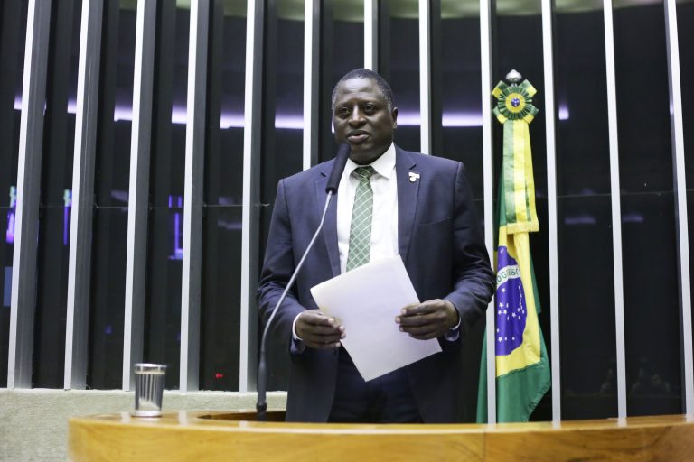 Deputado Helio Lopes está em pé discursando no Plenário da Câmara