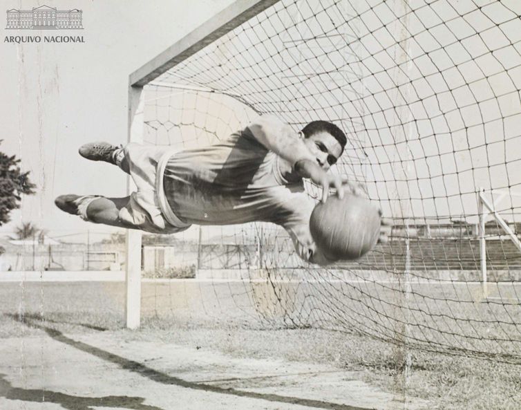 Hailton Corrêa de Arruda, o Manga, nascido em 26 de abril de 1937, é considerado um dos melhores goleiros da história do futebol brasileiro.