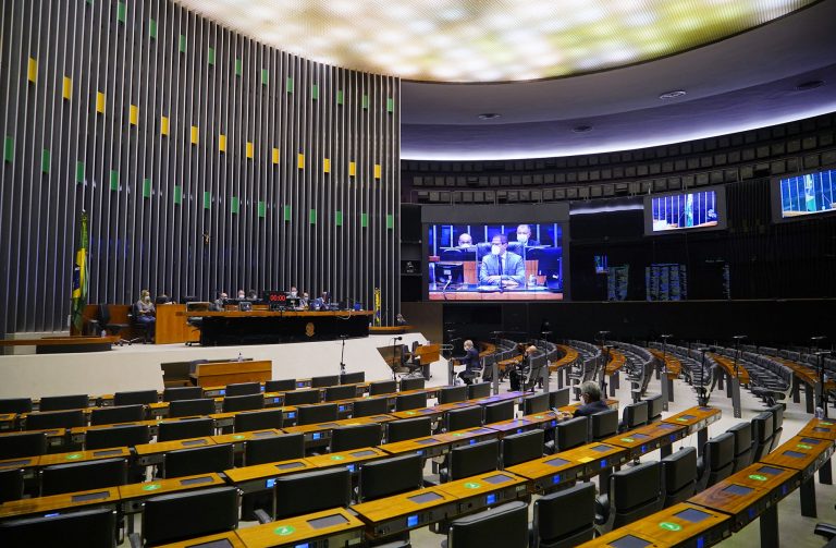 Deputados acompanham votação no Plenário da Câmara. Ao fundo um telão transmite a sessão para os deputados acompanharem a distância