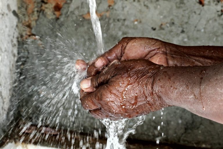 Cidades - serviços públicos - água - água encanada - mulher negra lava as mãos - negros - Inauguração da ampliação do Sistema de Abastecimento de Água em Utinga (BA).